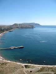 Пляж в Судаке, вид из крепости